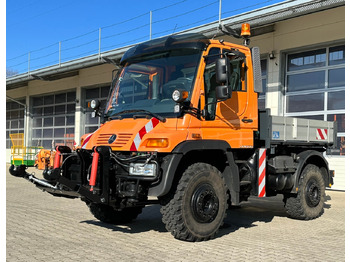 Camión volquete UNIMOG U400