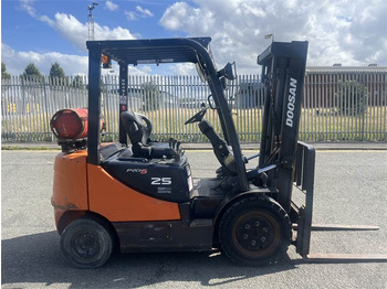 Carretilla elevadora de gas Doosan G25P-5: foto 4