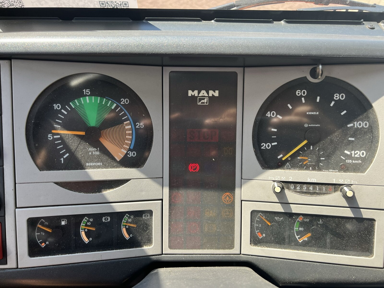 Camión multibasculante, Camión grúa MAN 25/18.284 6x2-4 LL 25/18.284 6x2-4 LL,Kran HMF 1113 K3, Funk, Retarder: foto 6 Camión multibasculante, Camión grúa MAN 25/18.284 6x2-4 LL 25/18.284 6x2-4 LL,Kran HMF 1113 K3, Funk, Retarder: foto 6