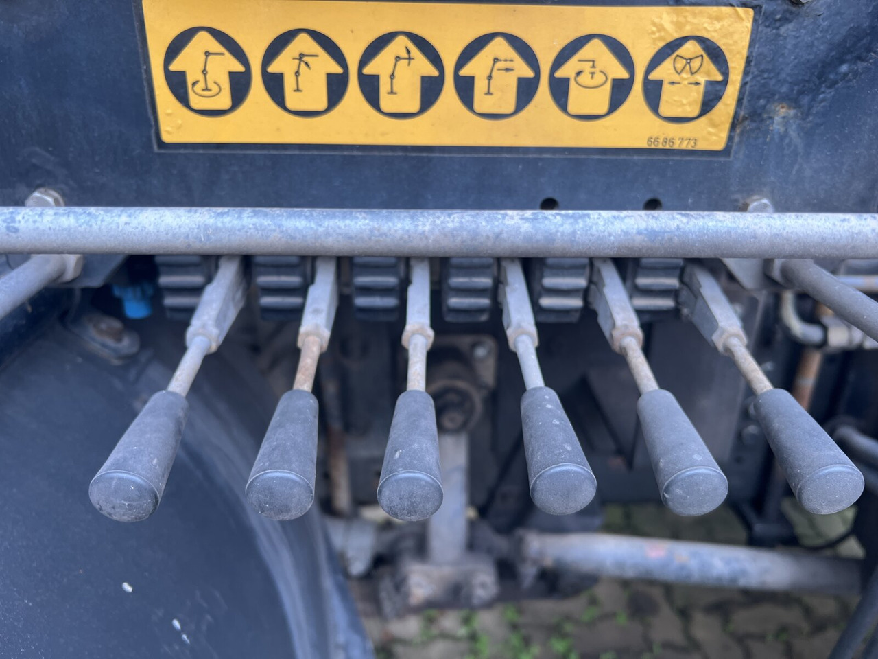 Camión multibasculante, Camión grúa MAN 25/18.284 6x2-4 LL 25/18.284 6x2-4 LL,Kran HMF 1113 K3, Funk, Retarder: foto 12 Camión multibasculante, Camión grúa MAN 25/18.284 6x2-4 LL 25/18.284 6x2-4 LL,Kran HMF 1113 K3, Funk, Retarder: foto 12