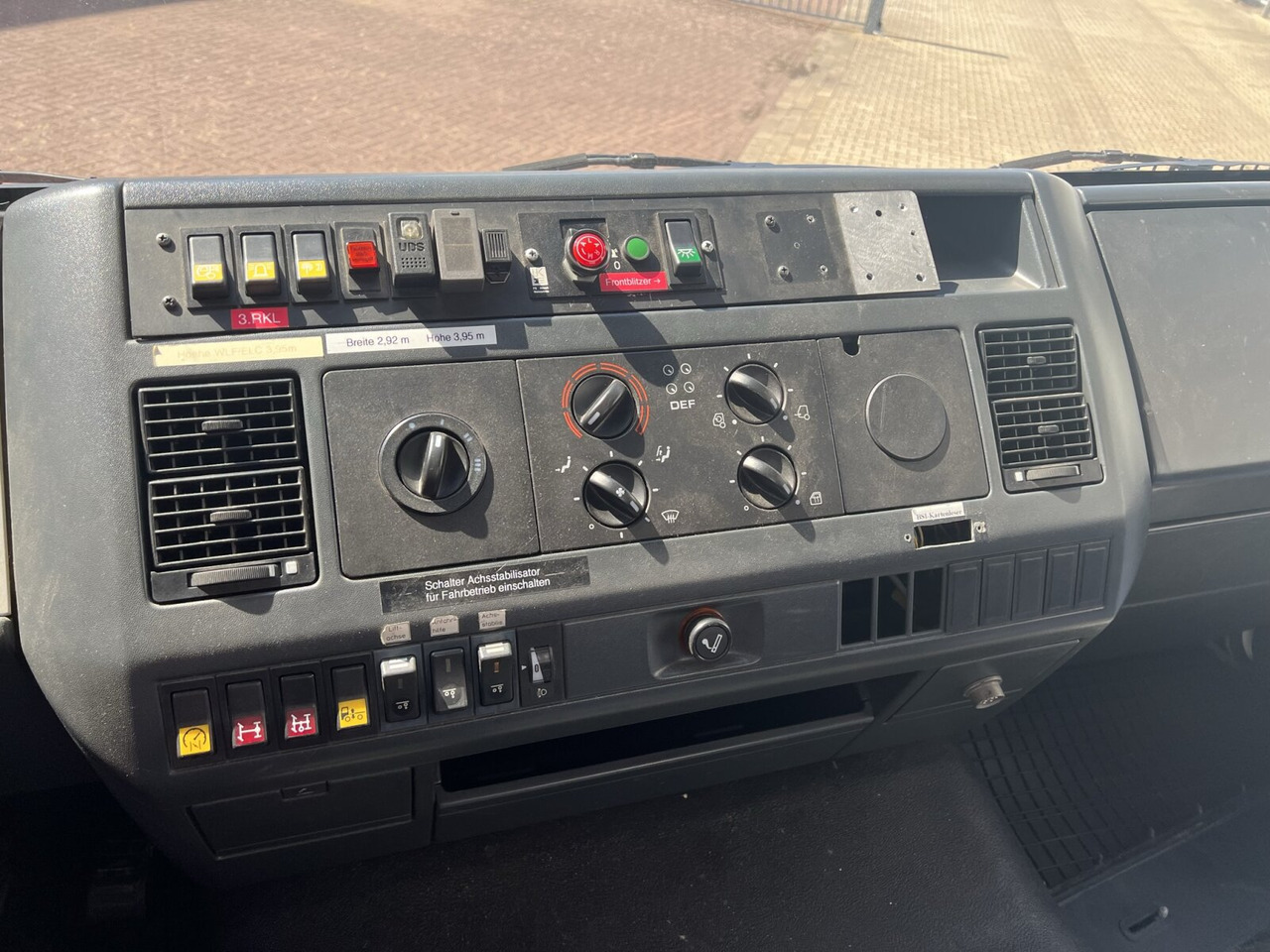 Camión multibasculante, Camión grúa MAN 25/18.284 6x2-4 LL 25/18.284 6x2-4 LL,Kran HMF 1113 K3, Funk, Retarder: foto 7 Camión multibasculante, Camión grúa MAN 25/18.284 6x2-4 LL 25/18.284 6x2-4 LL,Kran HMF 1113 K3, Funk, Retarder: foto 7